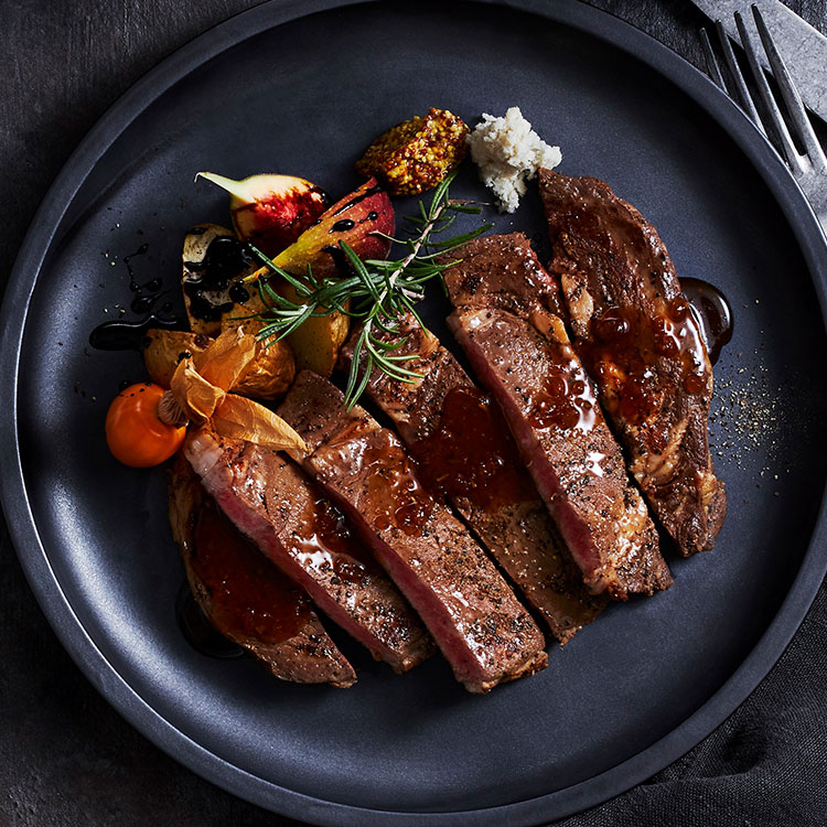 リブロースステーキ　オニオンソースを添えて