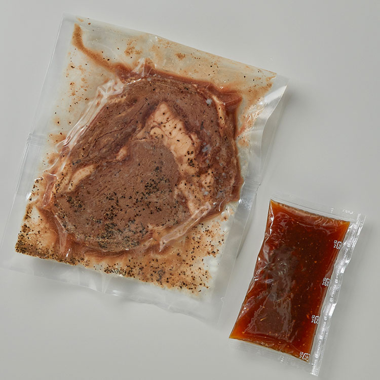 リブロースステーキ　オニオンソースを添えて