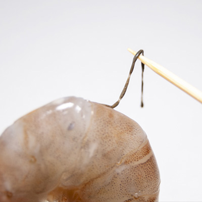 写真:えびの背わたを取り除く