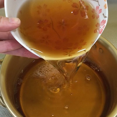 写真:調味料を鍋に入れ、ひと煮立ちさせる