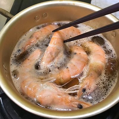 写真:鍋にえびを入れ、弱火で3分煮る