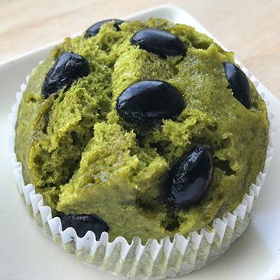写真:黒豆を使った抹茶蒸しパン