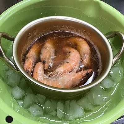 写真:えびを煮汁ごと氷水につけ、冷ます
